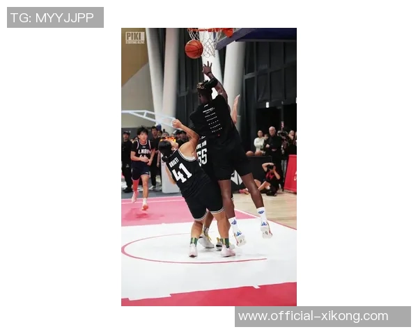 巴特勒强势突破篮下完成折叠打进并造成对手犯规精彩瞬间