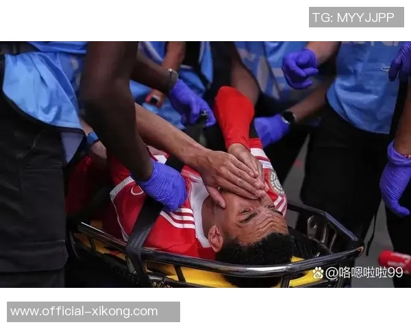 穆西亚拉亲临训练场为队友加油助威并热情签名回馈球迷 穆西亚拉亲临训练场为队友加油助威并热情签名回馈球迷