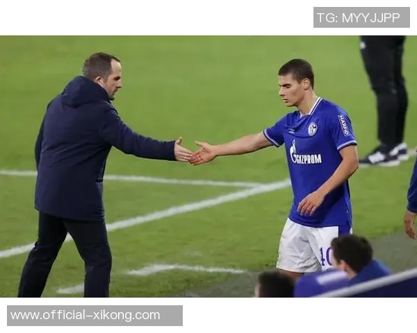 拉基蒂奇与诺伊尔阿萨莫阿合影穆勒赞叹组合实力强大