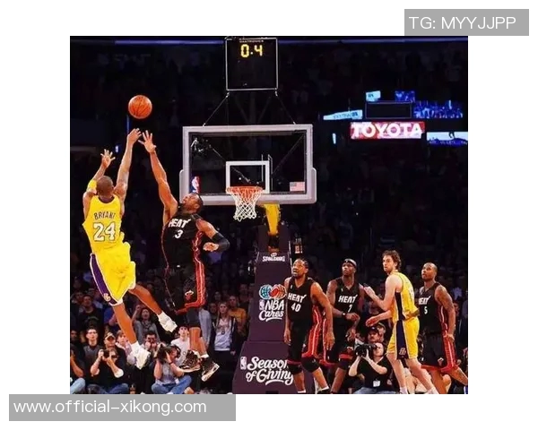 中学生篮球班赛惊现绝杀三分球精彩瞬间引发热议